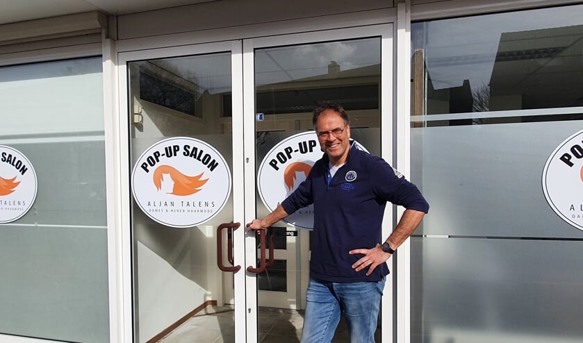 <p>Aljan Talens voor zijn pop-up salon in Warnsveld. Eigen foto</p>