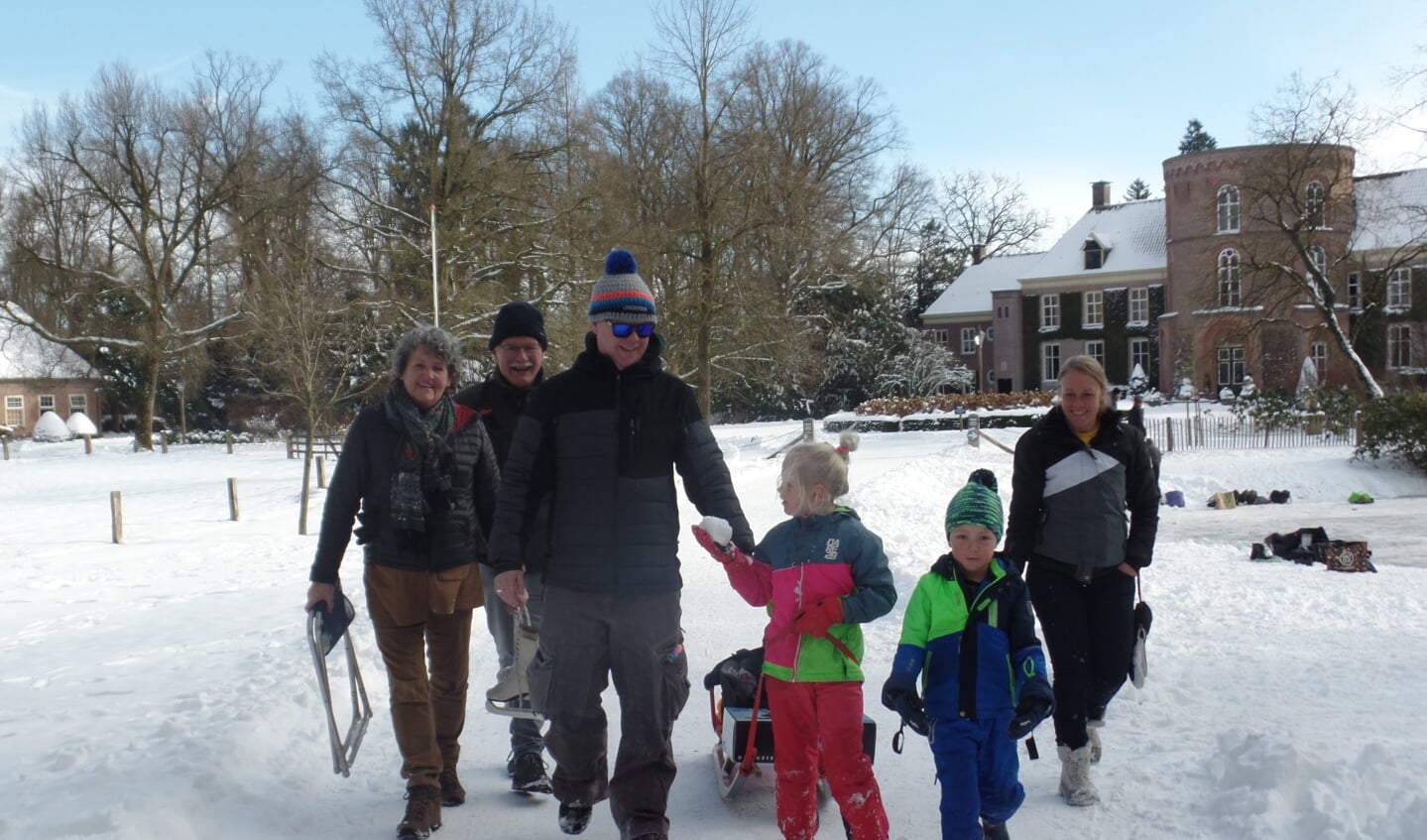De familie Addink vermaakte zich opperbest op de gracht en in de sneeuw bij kasteel De Wildenborch. Foto: Jan Hendriksen 