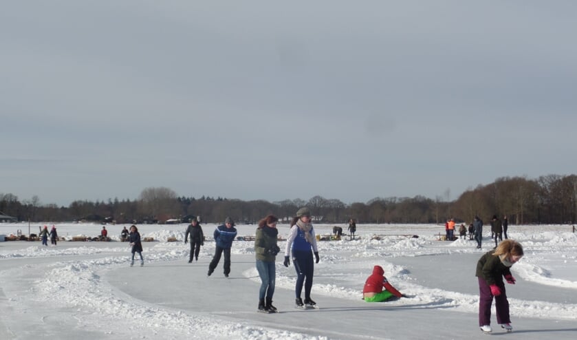 <p>Zaterdag en zondag was de Ruurlose ijsbaan volgeboekt met reserveringen. Foto: Jan Hendriksen. </p>