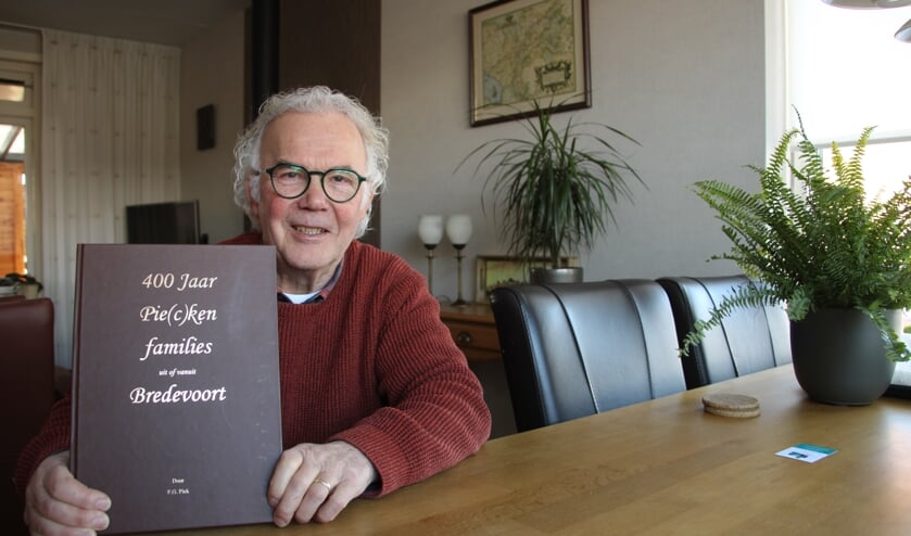 Hans Piek met het lijvige boek over de geschiedenis van de families Piek. Foto: Lydia ter Welle