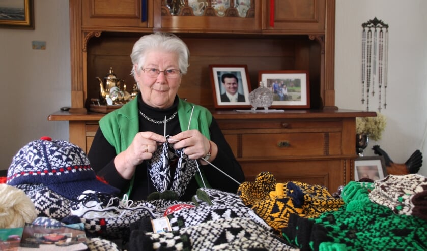 <p>Dini Wintermans is altijd Grolse wanten blijven breien. Foto: Annekée Cuppers</p>