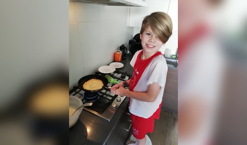 Kars bakt pannenkoeken. Foto: Familie Jansen
