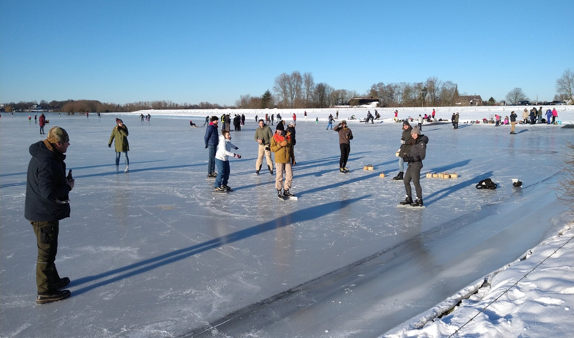 Op de uiterwaarden bij Olburgen was ruimte genoeg om te schaatsen en een spelletje curling te doen. Foto: Liesbeth Spaansen