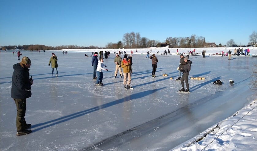 <p>Op de uiterwaarden bij Olburgen was ruimte genoeg om te schaatsen en een spelletje curling te doen. Foto: Liesbeth Spaansen</p>