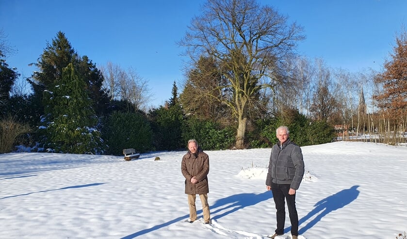 <p>Jan Harks (links) en Dinand Froeling op het stuk grond dat dienst doet als begraafplaats voor 'natuurlijk begraven'. Foto: Henri Walterbos</p>