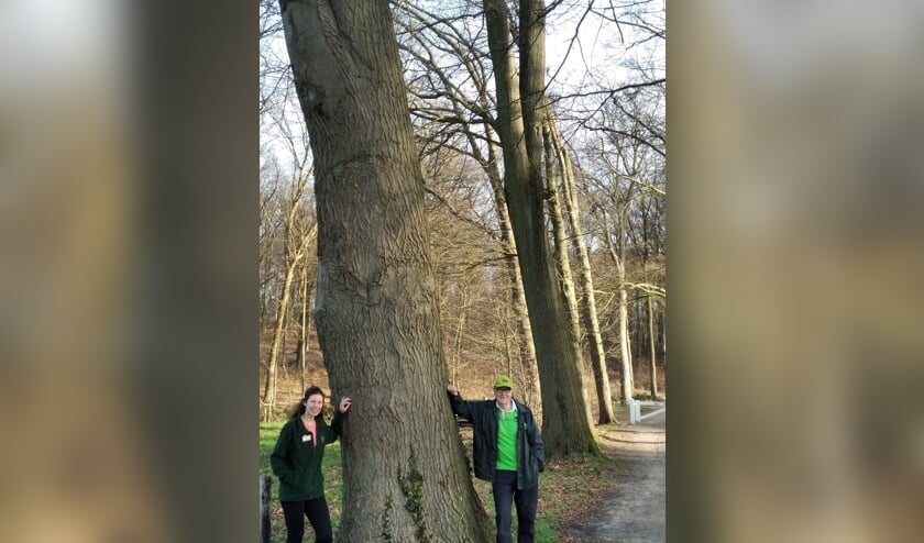 <p>Dissl Lalleman en Homme Siebenga bij het startpunt van de wandelroute op de Lochemse Berg. Eigen foto</p>