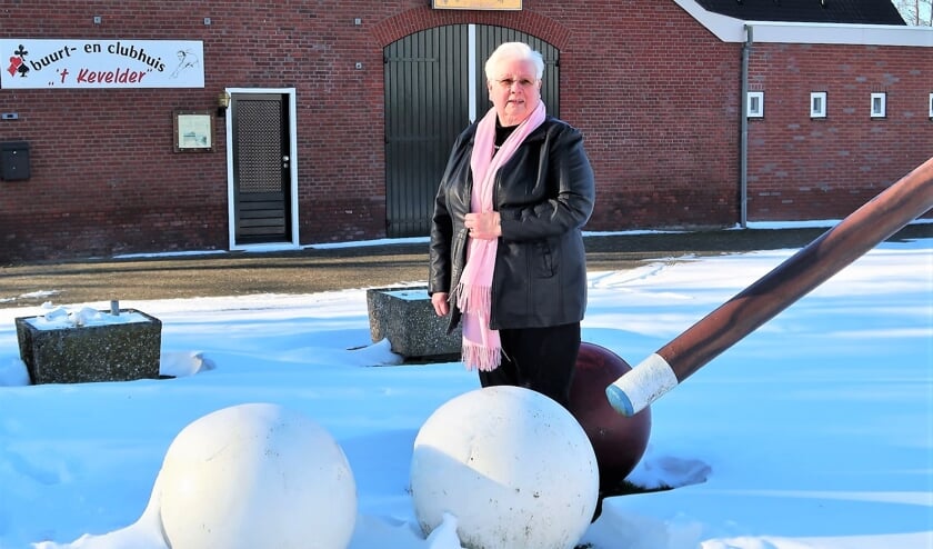 Lucia Beerten, staand voor buurt- en clubhuis ’t Kevelder in Zieuwent. Foto: Theo Huijskes