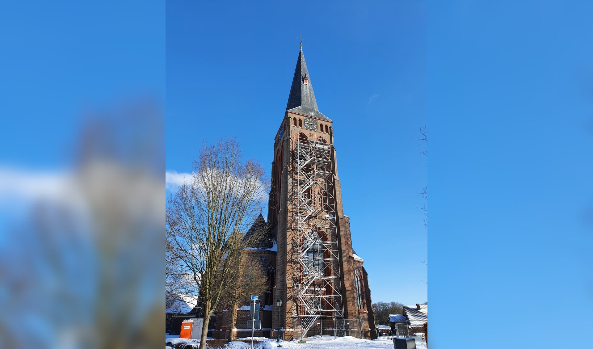 De toren van de St. Martinuskerk staat in de steigers voor het plaatsen van een KPN-antenne. Noodnummer 112 is door de komst van de antenne met de mobiel goed bereikbaar. Foto: Alice Rouwhorst