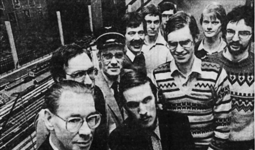 De bouwgroep van de tentoonstelling in het Museum Freriks, 19 maart 1983. Voorgrond van links naar rechts: Wil Spamer, Peter Meerdink. Daarachter: Wim Siebelink, Jaap Doornheim, Dick van Dijk, Gerrit Jansink, Fred Siebelink, Arjan Ligtenbarg, René Wevers, Henk Kerkwijk. Persfoto