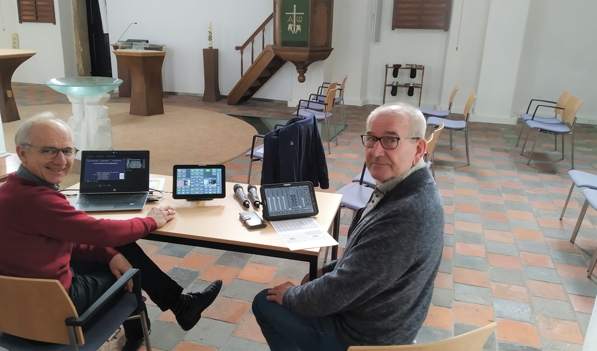 Hans van Rheenen (l.) en Bert Hakkert zien uit naar collega’s die meehelpen met het uitzenden van de online kerkdiensten. Foto: PR 