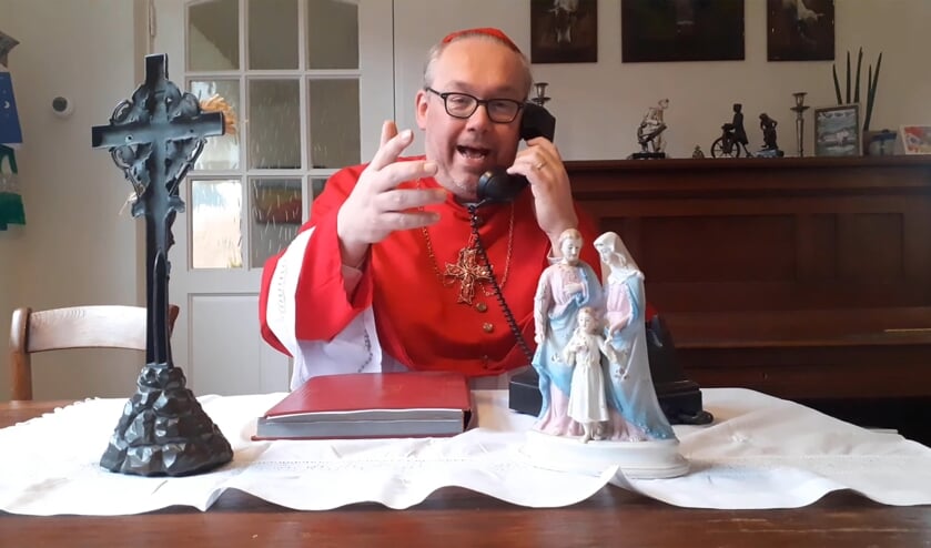 <p>Screenshot van carnavalist Jan Riesewijk uit Losser tijdens de uitzending van KNUNNEKES.TV 2021. </p>