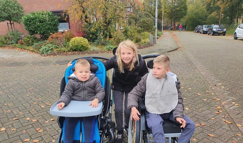 <p>Voor haar broertjes Jayden (r) en Keano start Amanda een inzamelingsactie voor een nieuwe bus. Eigen foto</p>