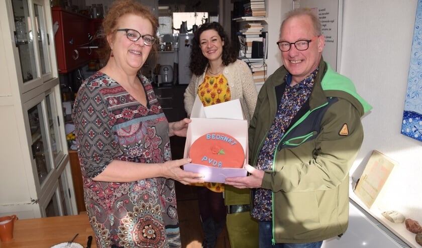 <p>Merel Harkink (l) ontvangt de rode taart uit handen van PvdA-raadslid Frans Manders in het bijzijn van Merel Hubatka (m). Foto: PR<br><br></p>
