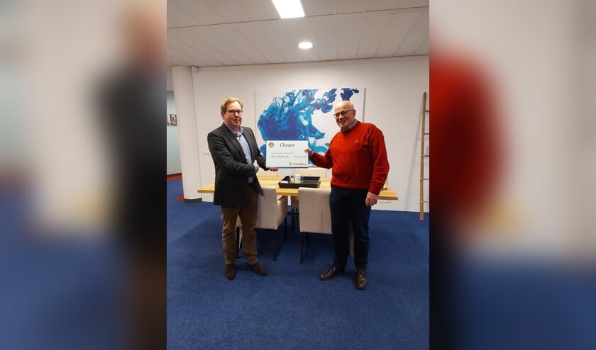 <p>De voorzitter van Rotary Club Zutphen, Sjoerd van der Vegt (.) reikt de cheque uit aan voorzitter Hans Derksen van het Odensehuis. Foto: PR<br><br></p>