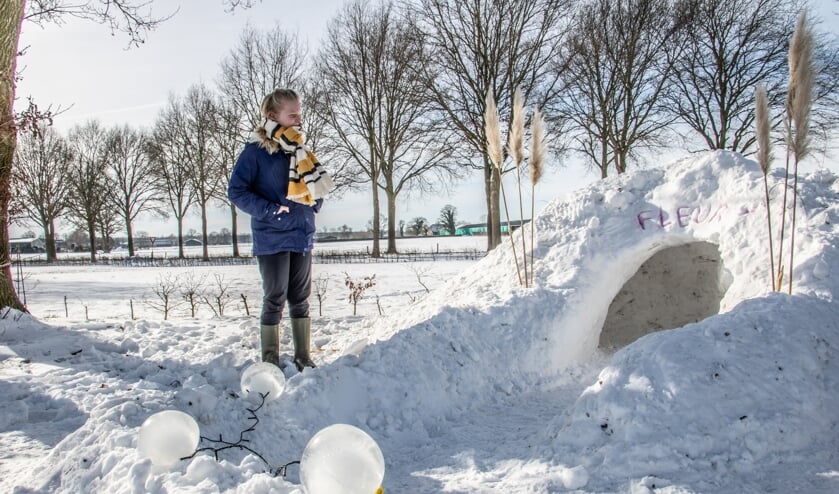 <p>Fleur Huirne is trots op haar iglo. De ijsbollampjes verlichten het pad mooi. Foto: Achterhoekfoto.nl/Liesbeth Spaansen</p>