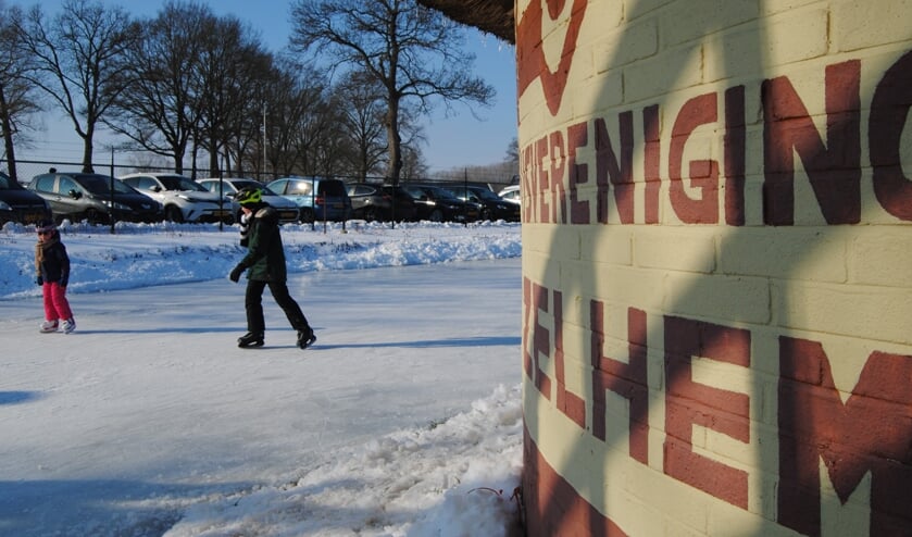 <p>Bij IJsvereniging Zelhem is het genieten van het schitterende winterweer. Foto: Contact</p>