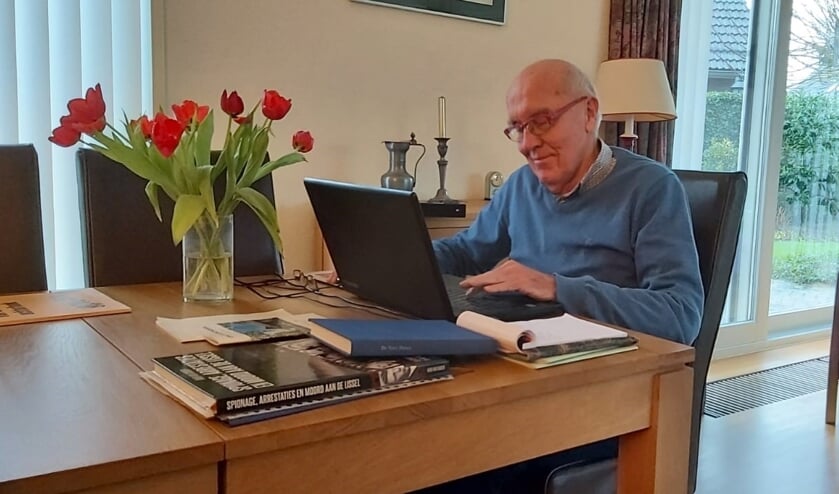 Roel Hendriks achter zijn laptop.
