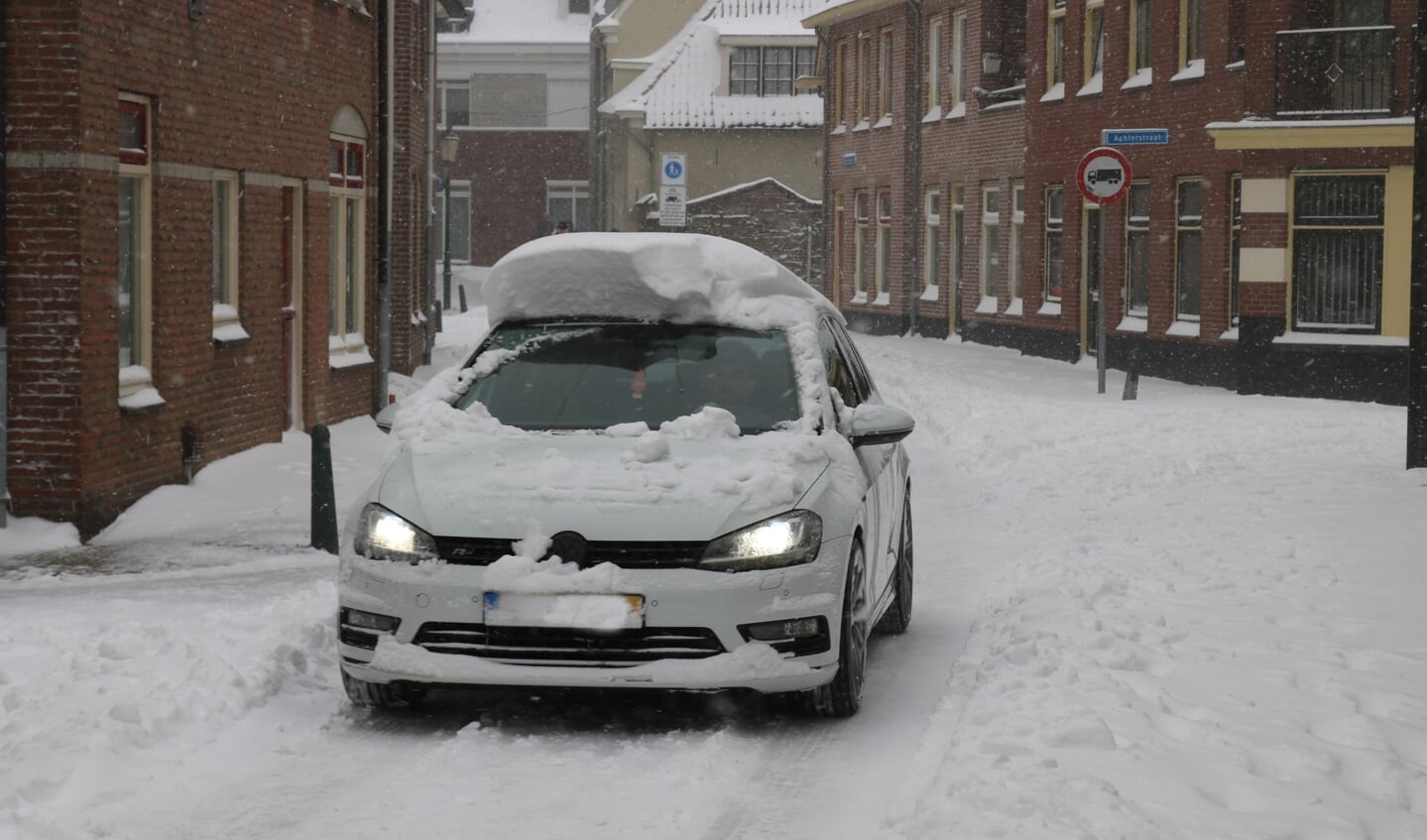 Het dak van de auto maakt duidelijk hoeveel sneeuw er is gevallen. Foto: Arjen Dieperink