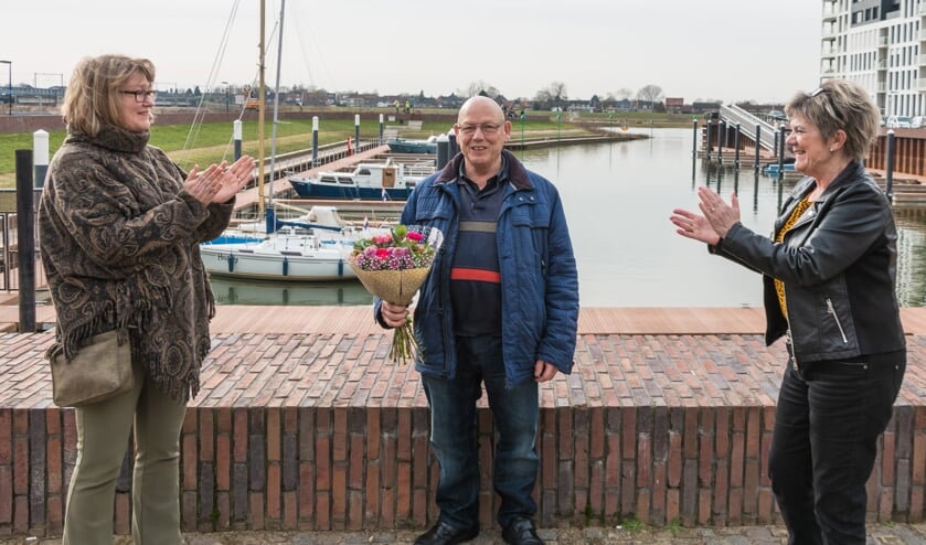 Erica van Hoorn, voorzitter van het Wijkteam Noorderhaven; Kees Tazelaar; Jenny Vermeulen, lid van het Wijkteam Noorderhaven. Foto: Henk Derksen
