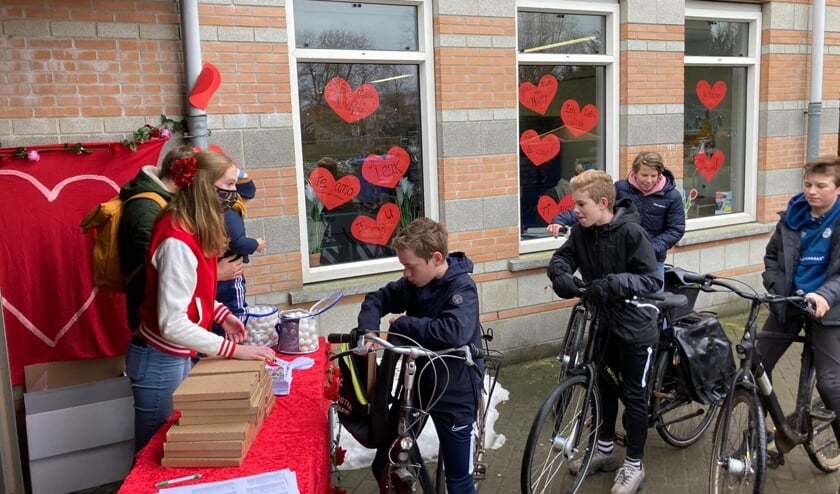 <p>Bij de Valentijns-Drive-Through van het Eligant konden de leerlingen een verrassing voor het hele gezin ophalen. Foto: PR</p>