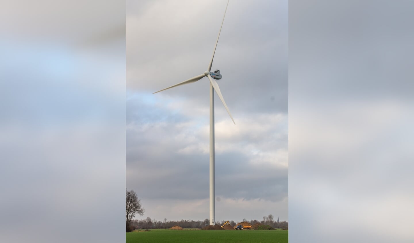 De reusachtige windmolens kunnen een as-hoogte van honderd meter of nog hoger hebben en produceren geluid zowel in hoge als lage frequenties. Foto: Liesbeth Spaansen 