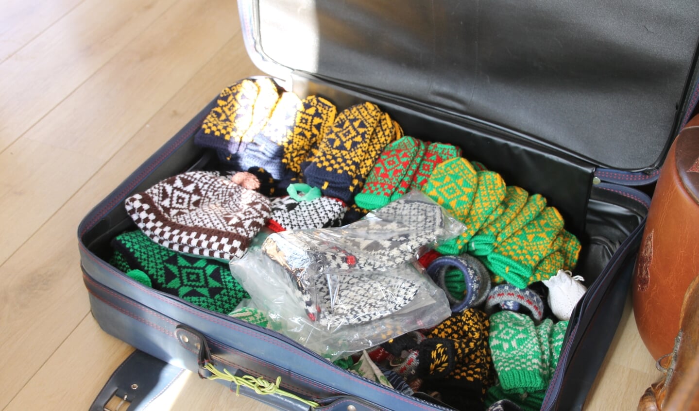 Koffer vol met Grolse wanten in allerlei kleuren en maten. Foto: Annekée Cuppers
