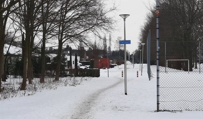 <p>Het smalle fietspad bij de Beethovenstraat wordt verbreed. Foto: Kyra Broshuis</p>