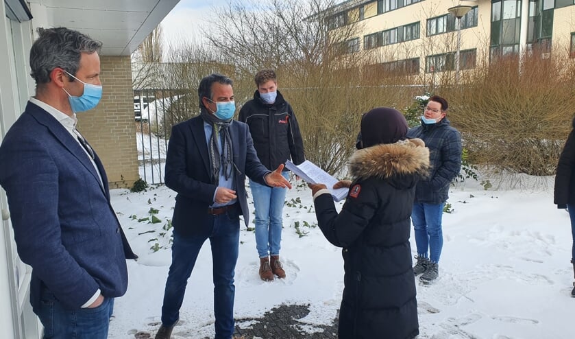 <p>De bewoners overhandigden een stapel officiële ‘gebrekenbrieven’ aan Woonbedrijf Ieder1. Foto: PR</p>