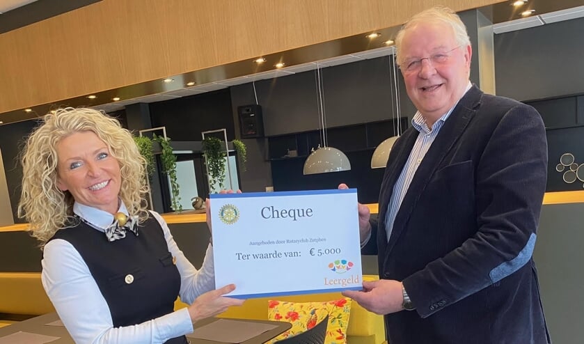 <p>Jacqueline Kuijper van Rotary Club Zutphen overhandigt Jan Aandewiel, voorzitter van Stichting Leergeld Zutphen, de cheque. Foto: PR</p>