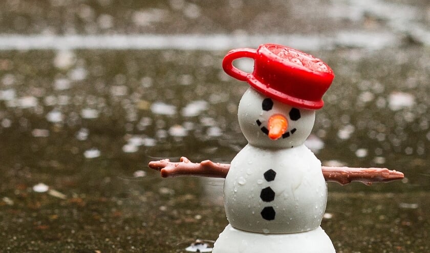 <p>Maak een mooie en liefst een creatieve sneeuwpop en ga ermee op de foto. Archieffoto Contact</p>