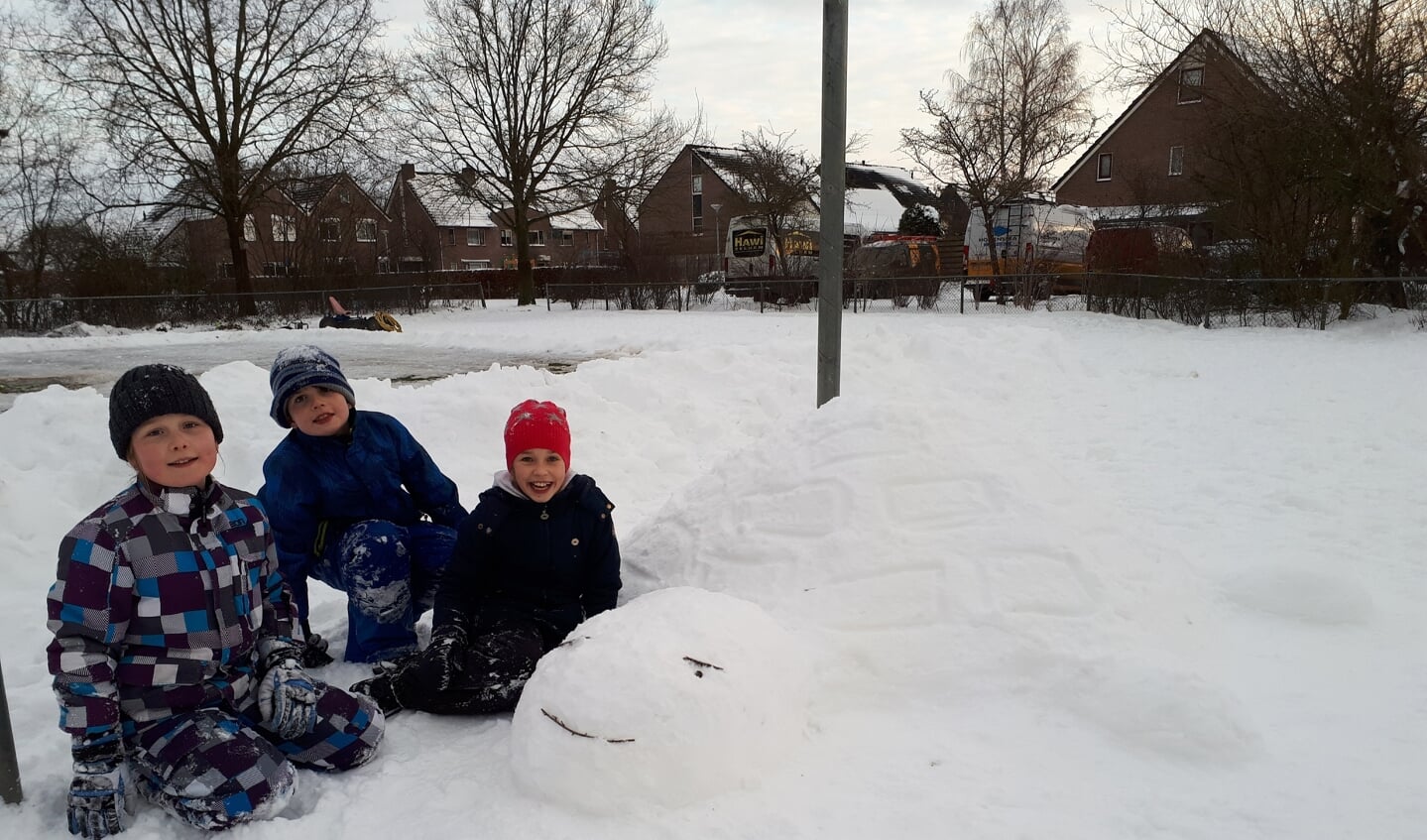 Noa Wunderink, Jorik en Marit Loman maakten een sneeuwschildpad. Foto: Charlotte Loman