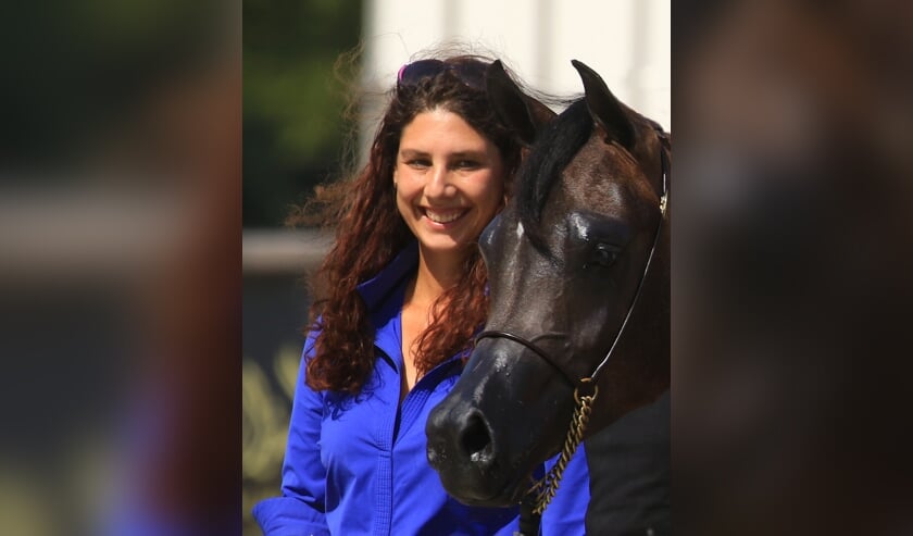 <p>Talitha Bakker met één van haar Arabische paarden. Foto: Reindert Jansen</p>