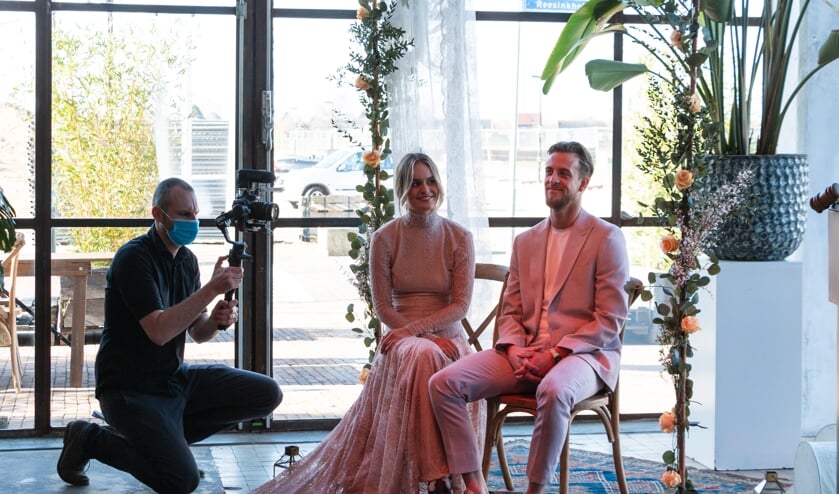 <p>Trouwambtenaren Jeanette Vos en Eva Schuurman willen laten zien dat ook in coronatijd mooie intieme bruiloften te organiseren zijn. Foto:Henk Derksen<br><br></p>