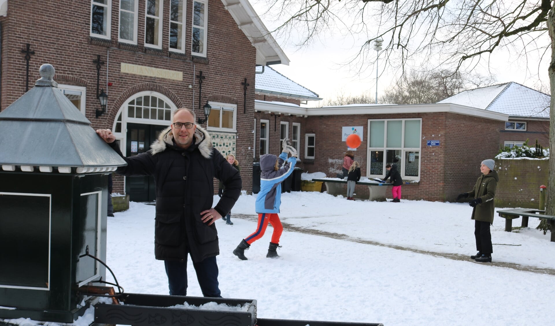 Taco Houkema bij de dorpspomp voor de Julianschool in Almen is blij dat de scholen weer open zijn. Foto: Arjen Dieperink