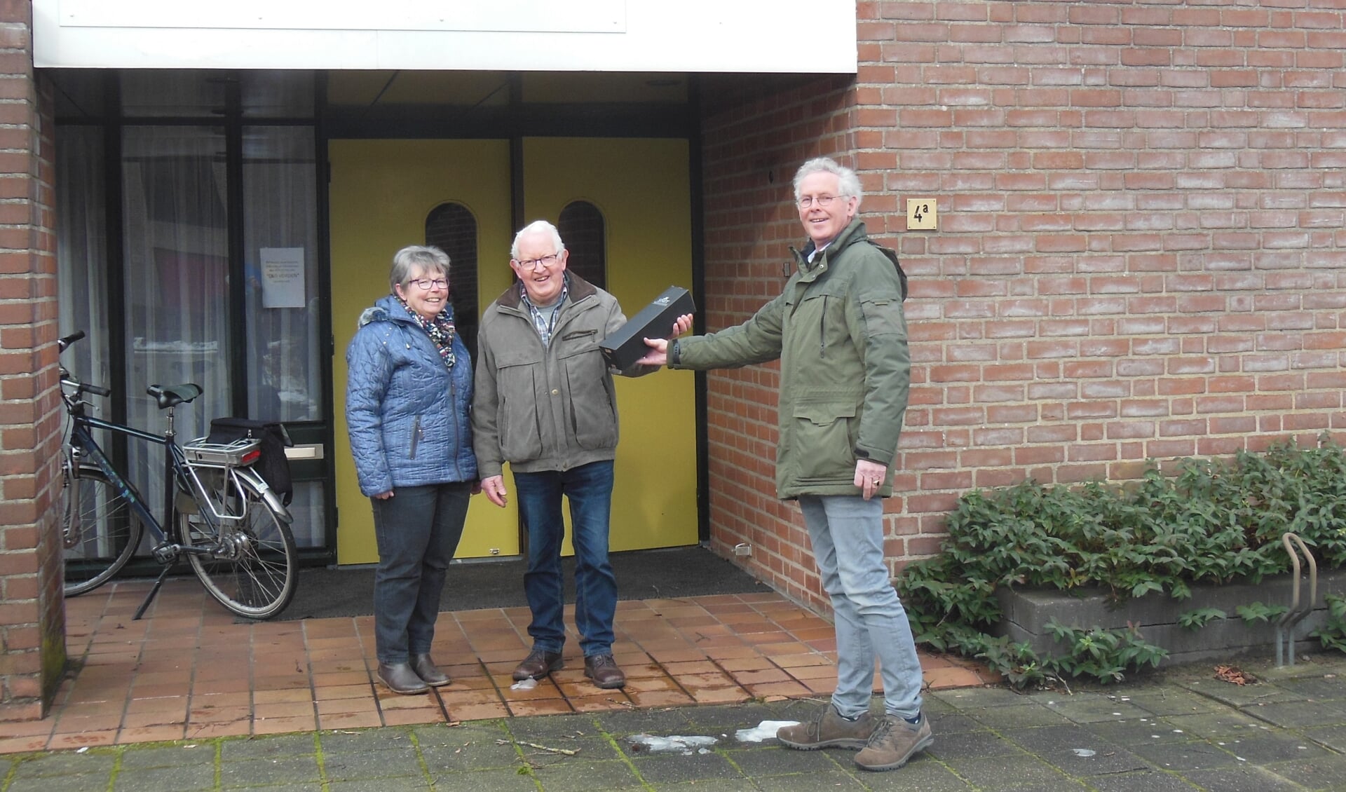 ‘Oud Vorden kenners’ Jo en Bennie Harmsen krijgen een fles lekkere wijn uitgereikt. Foto: Oud Vorden