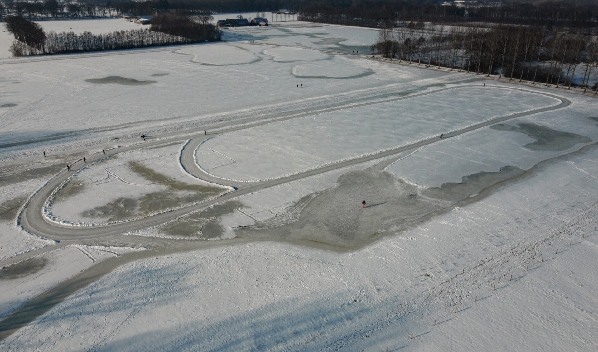 De ijsbaan op het ondergelopen weiland. Foto: Paul van Druten