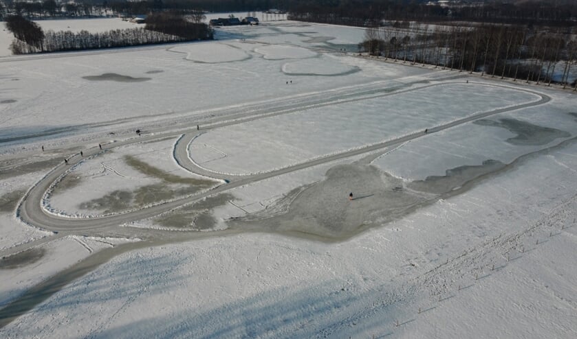 De ijsbaan op het ondergelopen weiland. Foto: Paul van Druten