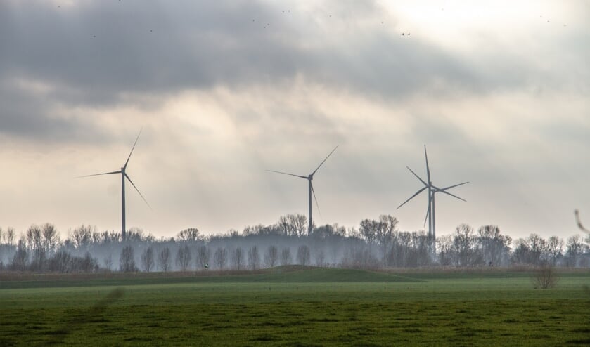 <p>De reusachtige windmolens kunnen een as-hoogte van honderd meter of nog hoger hebben en produceren geluid zowel in hoge als lage frequenties. Foto: Liesbeth Spaansen </p>