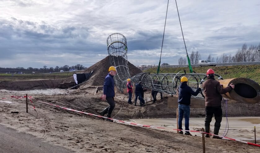 <p>Er was een kraan nodig van de firma Slootsmid uit Borculo, tevens maker van de hoorn, om het gevaarte op z'n plek te tillen. Foto: Rob Stevens</p>
