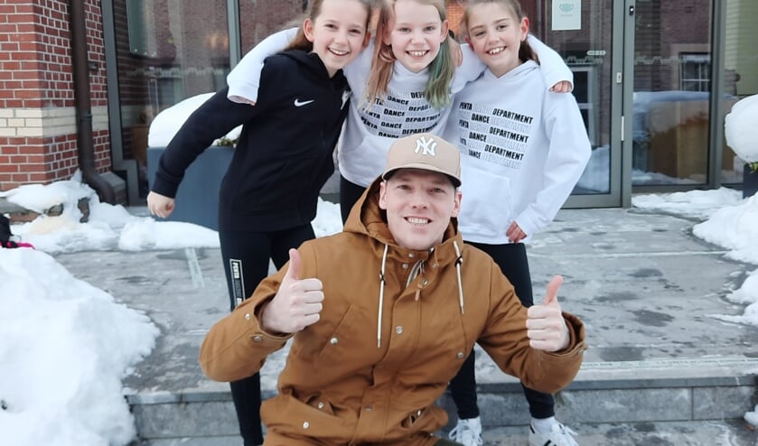 <p>Tim Aafjes van Penta Dance Department met achter zich vlnr Fiep Harbers, Fem Lamers en Else Brandt. Foto: Kyra Broshuis</p>