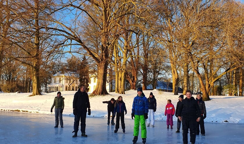 <p>In plaats van een donderdagmiddag in de sneeuw werd het ijspret op de gracht bij Huize Baak voor deze Baakse kinderen die samen in een groepsapp zitten. Foto: Alice Rouwhorst</p>