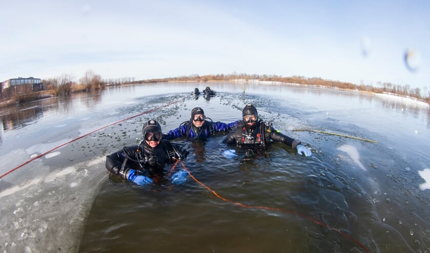 <p>Duikers van de Zutphense duikvereniging Albacare maken een ijsduik in het Bronsbergenmeer. Foto: Patrick van Gemert/Zutphens Persbureau </p>