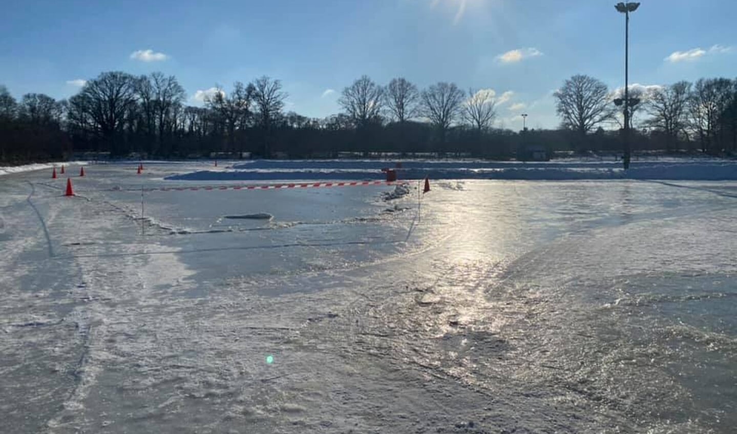 Door de sneeuw was het ijs erg broos. Op één plek zakte de veegmachine er zelfs doorheen. Foto: IJsvereniging Vorden 