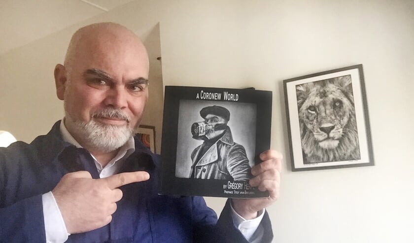 <p>Gregory Herpe met zijn nieuwe boek. </p>