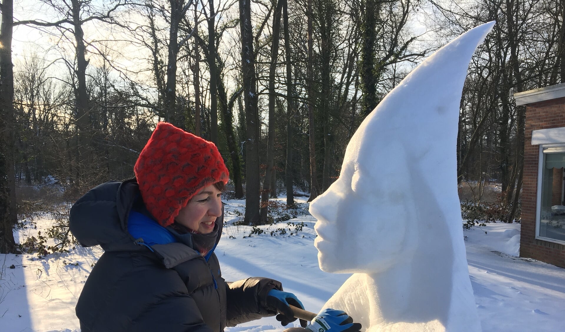 Helena Bangert bezig met haar sneeuwsculptuur: "Na een week is het helaas weer een plas water." Foto: eigen foto