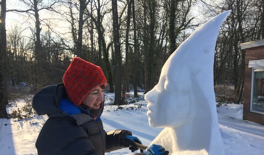 <p>Helena Bangert bezig met haar sneeuwsculptuur: "Na een week is het helaas weer een plas water." Foto: eigen foto</p>