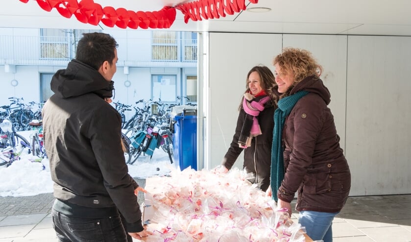 <p>Andrea (midden) en Annelies van Koffiehuis Sparkle delen zakjes hartensnoepjes uit aan bewoners AZC. Foto: Henk Derksen</p>