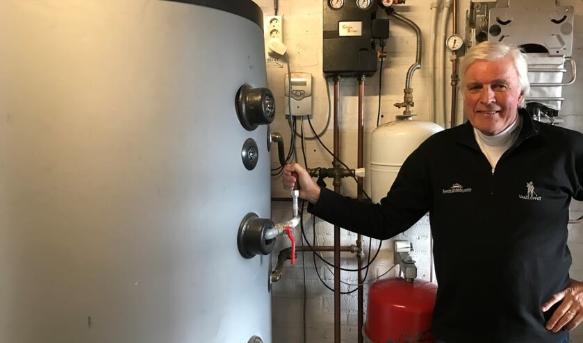 Martien Pater bij zijn voorraadvat voor 800 liter leidingwater dat met zonnecollectoren wordt verwarmd. Foto: eigen foto
