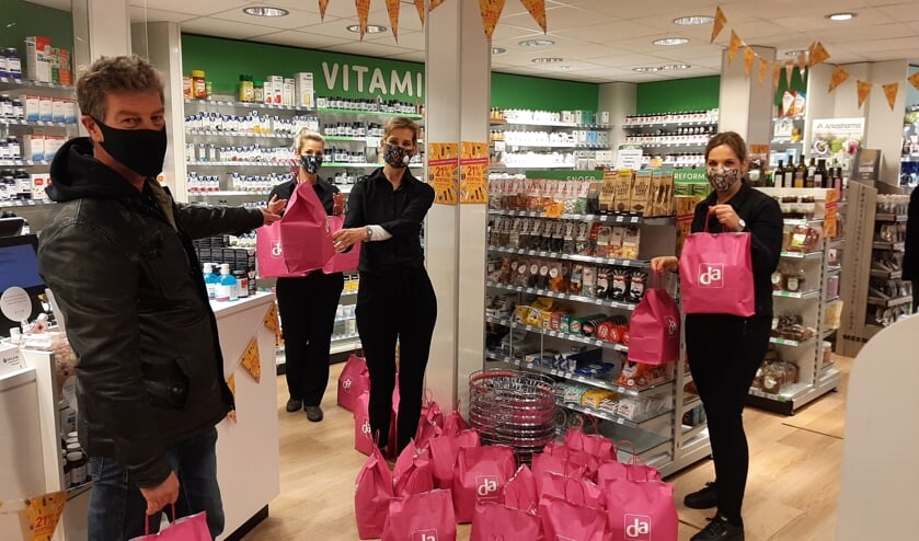 Richard Jongetjes neemt de Happy Period-tassen in ontvangst. Foto: PR
