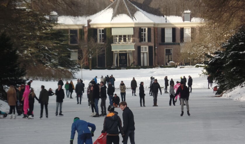 <p>Het was negen jaar geleden dat er zo massaal op de gracht en de vijver van kasteel De Wildenborch kon worden geschaatst. Foto: Jan Hendriksen </p>